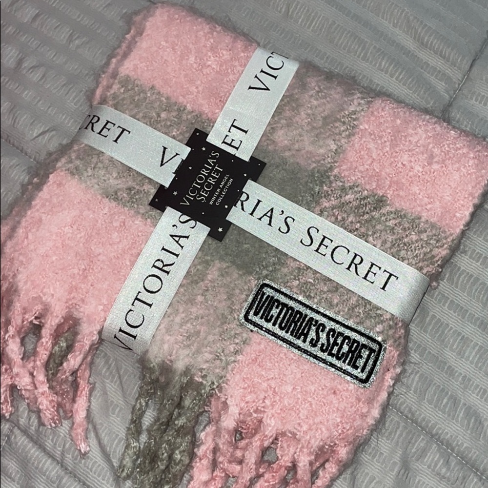 BRAND NEW Victoria’s Secret Scarf